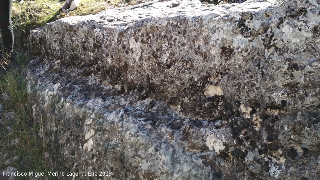 La Pe�a - La Pe�a. Posible talladura en el espacio de la cumbre