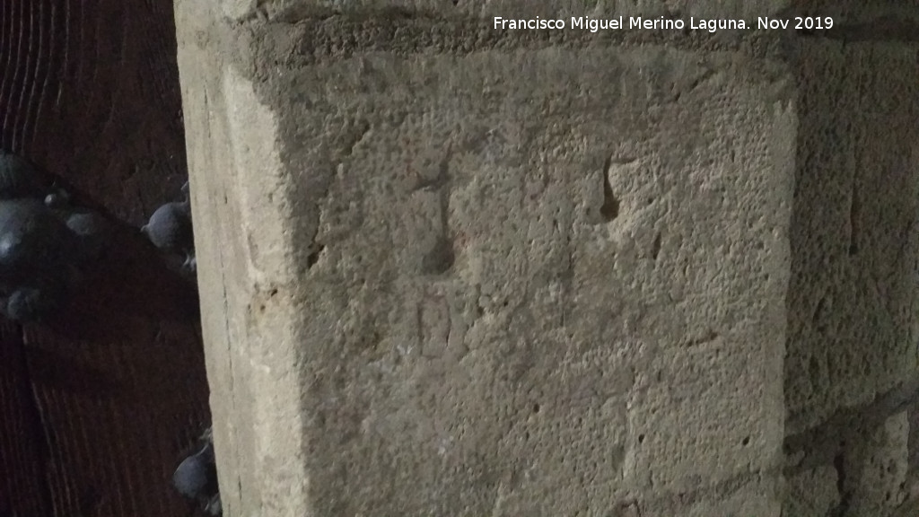 Iglesia de San Andr�s - Iglesia de San Andr�s. Cruces talladas en la puerta de la fachada trasera