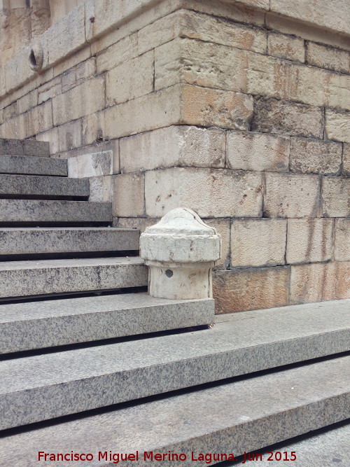 Curiosidades - Curiosidades. Guarda esquinas in�til. Catedral de Ja�n