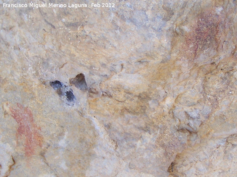 Pinturas rupestres del Abrigo del Almendro - Pinturas rupestres del Abrigo del Almendro. Situaci�n de la mancha antropomorfa y otra mancha de color rojo
