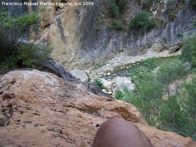 Pinturas rupestres del Abrigo debajo del de la Diosa - Pinturas rupestres del Abrigo debajo del de la Diosa. Proximidad y altura con respecto el r�o