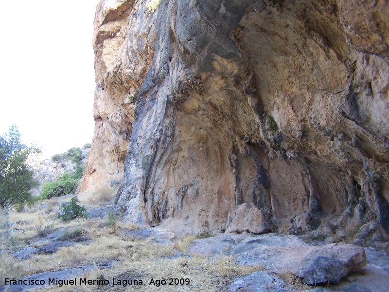 Poyo Bernab� - Poyo Bernab�. Pared que separa los dos abrigos del poyo