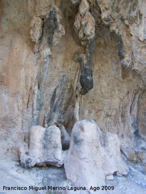Poyo Bernab� - Poyo Bernab�. Estalagmitas y estalactitas del abrigo de la derecha 