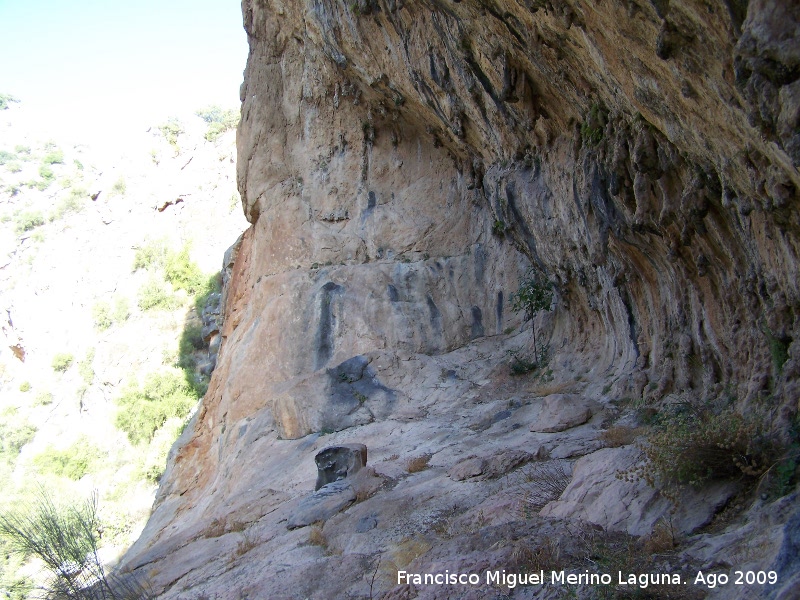 Poyo Bernab� - Poyo Bernab�. Abrigo de la izquierda