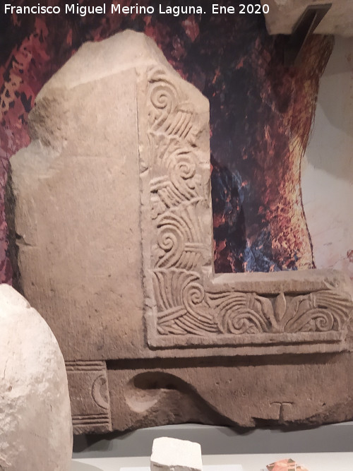 C�stulo - C�stulo. Ventana del templete. Finales siglo IV a.C. principios III a.C. Museo Ibero de Ja�n