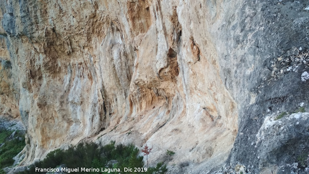La Cerradura - La Cerradura. Formaciones rocosas de las paredes bajo el poblado del cobre