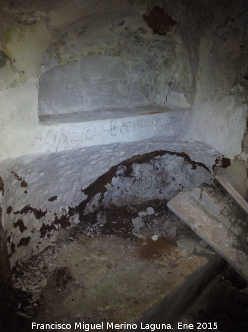 Cuevas Piquita. Cueva de la T�a Piquita - Cuevas Piquita. Cueva de la T�a Piquita. Banco cama con hornacina