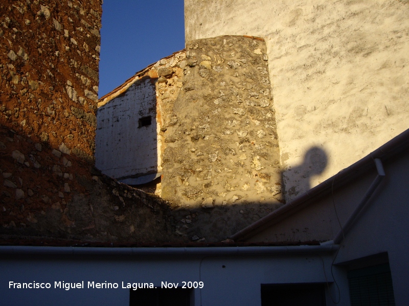 Castillo de Navas de San Juan - Castillo de Navas de San Juan. Torre�n circular macizo de mamposter�a y parte del muro embutidos entre las casas