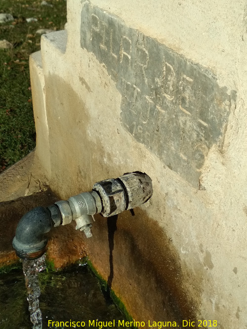 Pilar del Cortijillo de las Rastras - Pilar del Cortijillo de las Rastras. Inscripci�n y ca�o