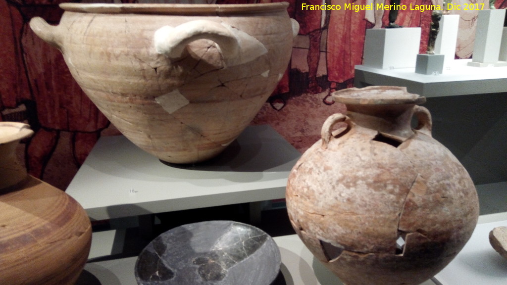 Hipogeo de Hornos de Peal - Hipogeo de Hornos de Peal. Gran vaso hemiesf�rico con cuatro asas, urna cineraria femenina. Museo Ibero de Ja�n