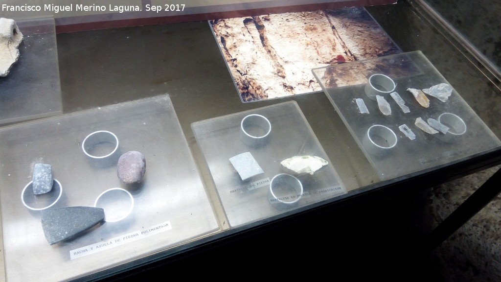 Cueva de los Murci�lagos - Cueva de los Murci�lagos. Piezas arqueol�gicas encontradas y expuestas en la cueva