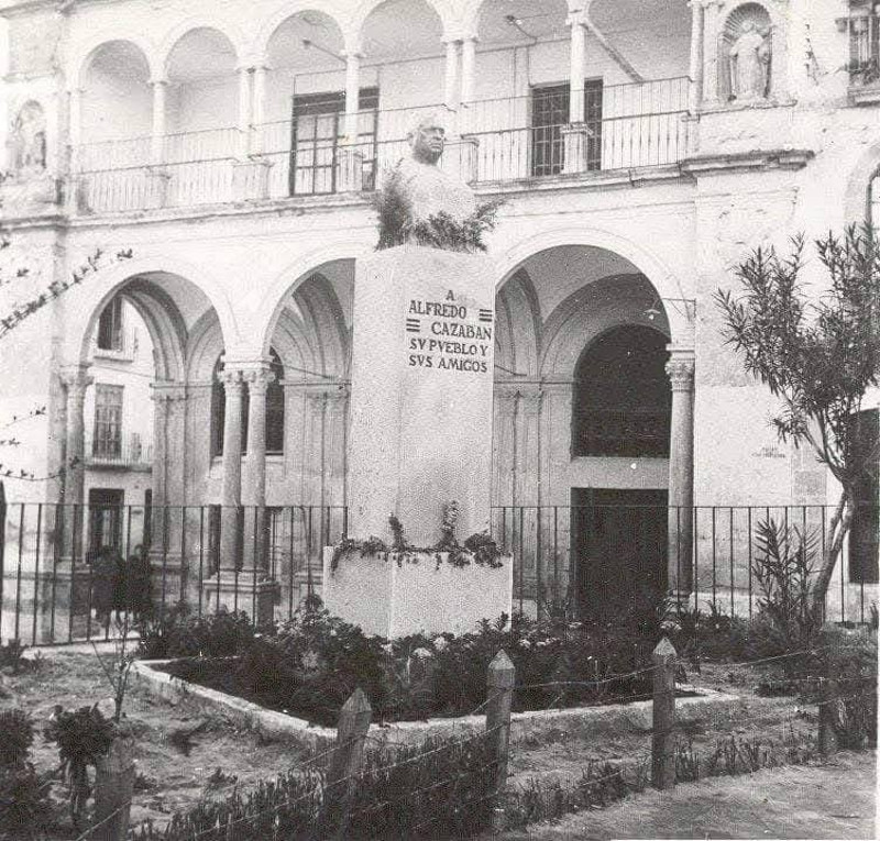 Alfredo Cazab�n Laguna - Alfredo Cazab�n Laguna. Antiguo monumento en �beda. Foto antigua