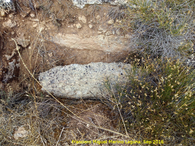 Necr�polis de C�llar - Necr�polis de C�llar. Tumba semiexcavada con losa lateral