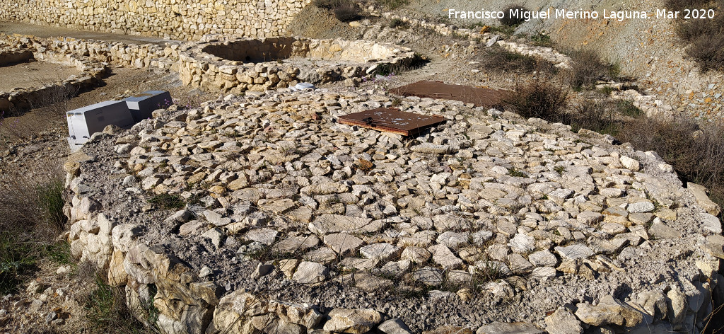 Salinas de Montej�car - Salinas de Montej�car. Pozo y calentador detr�s