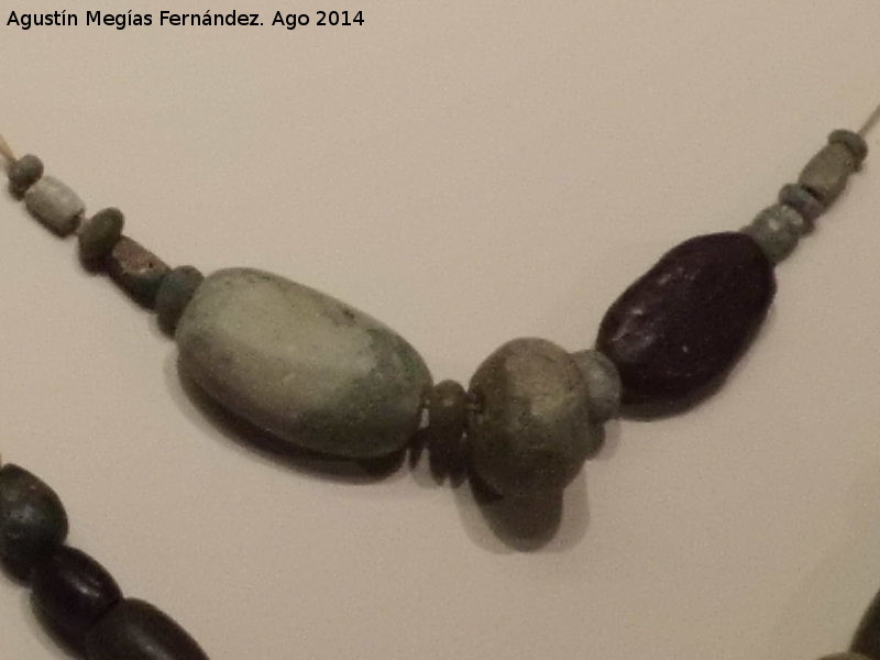 Dolmen de La Pastora - Dolmen de La Pastora. Cuentas de variscita y �mbar. MAN - Madrid