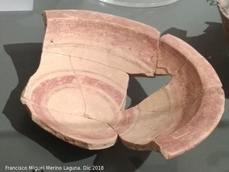 Cer�mica Ibera - Cer�mica Ibera. Plato a torno decorado de filiaci�n fenicia siglo VII a.C. Museo Ibero