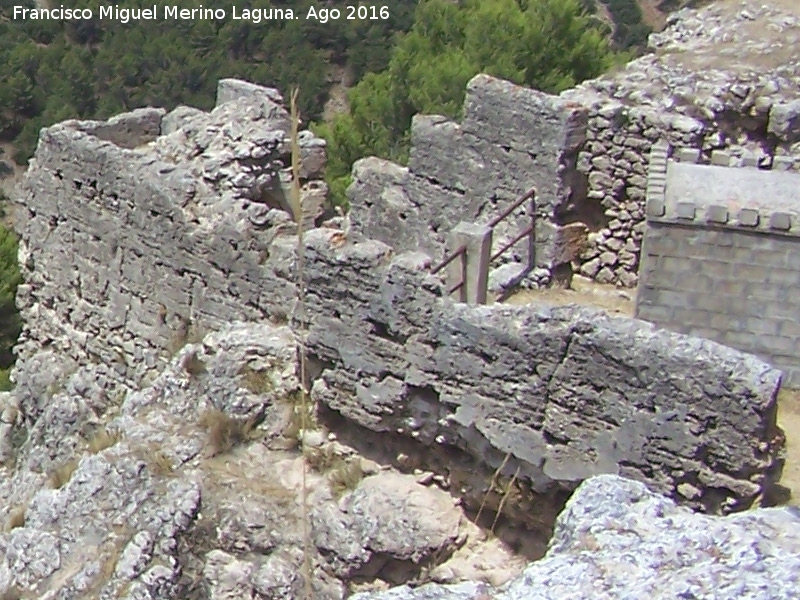 Castillo de Arenas. Recinto Inferior - Castillo de Arenas. Recinto Inferior. Torre�n de tapial