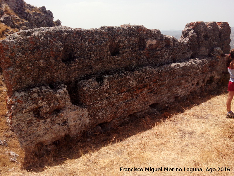 Castillo de Arenas. Recinto Inferior - Castillo de Arenas. Recinto Inferior. Muralla de tapial