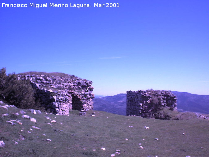 Castillo de Arenas. Recinto Inferior - Castillo de Arenas. Recinto Inferior. Torreones de la puerta