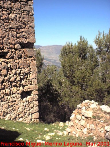 Castillo de Arenas. Recinto Inferior - Castillo de Arenas. Recinto Inferior. Esquina del torre�n con habit�culo