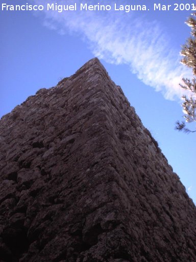 Castillo de Arenas. Recinto Inferior - Castillo de Arenas. Recinto Inferior. Esquina del torre�n con habit�culo