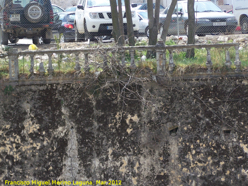 Chimenea de la F�brica de Aceite de los Funes - Chimenea de la F�brica de Aceite de los Funes. Restos de balaustrada
