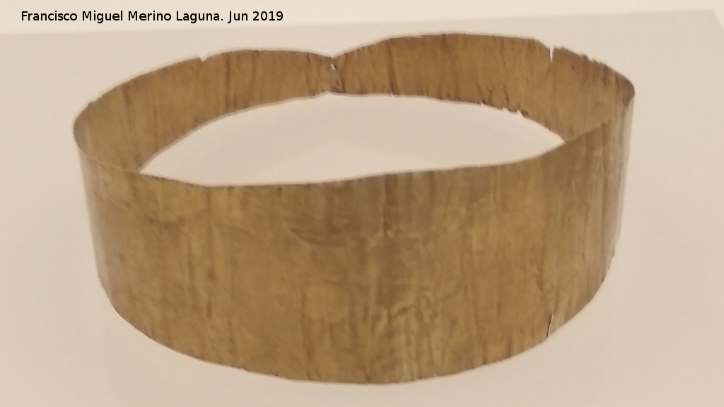 Cueva de los Murci�lagos - Cueva de los Murci�lagos. Diadema de oro 4.500-4.000 a.C. Museo Arqueol�gico de Granada