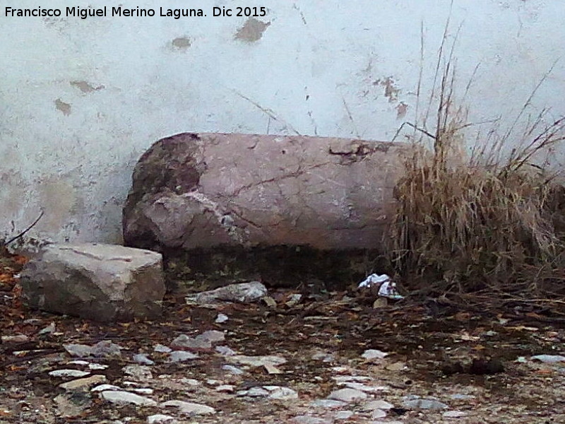 Cortijo Caniles - Cortijo Caniles. Fuste de columna y sillar procedente del Cerro Alcal�