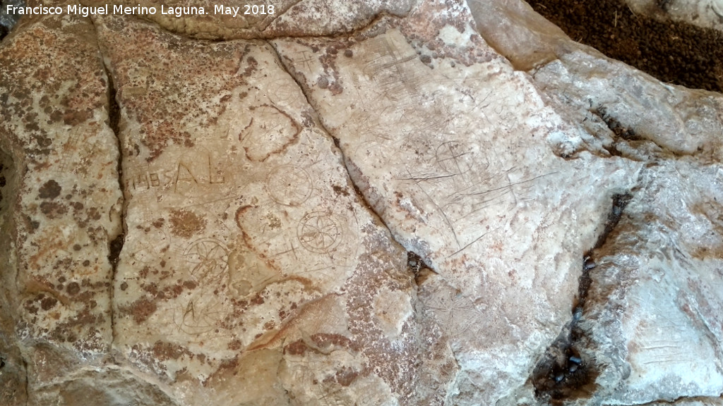 Eremitorio de la Cueva de las Cruces - Eremitorio de la Cueva de las Cruces. Panel de grabados de distintas �pocas superpuestos