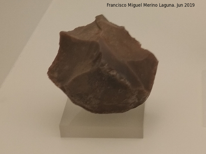 Yacimiento Solana del Zamborino - Yacimiento Solana del Zamborino. Canto tallado bifacial de s�lex. 150.000 a.C. Museo Arqueol�gico de Granada