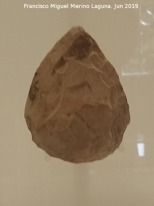 Yacimiento Solana del Zamborino - Yacimiento Solana del Zamborino. Bifac cordiforme de s�lex 150.000 a.C. Museo Arqueol�gico de Granada