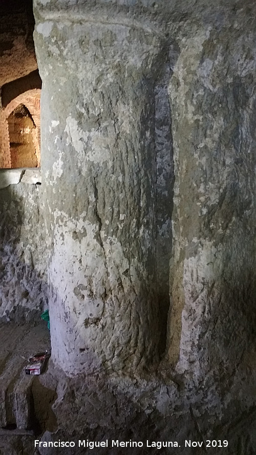 Ermita de San Torcuato - Ermita de San Torcuato. Columna tallada