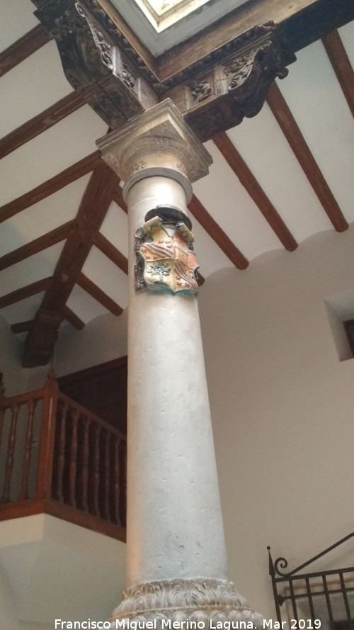 Palacio Episcopal - Palacio Episcopal. Columna y escudo