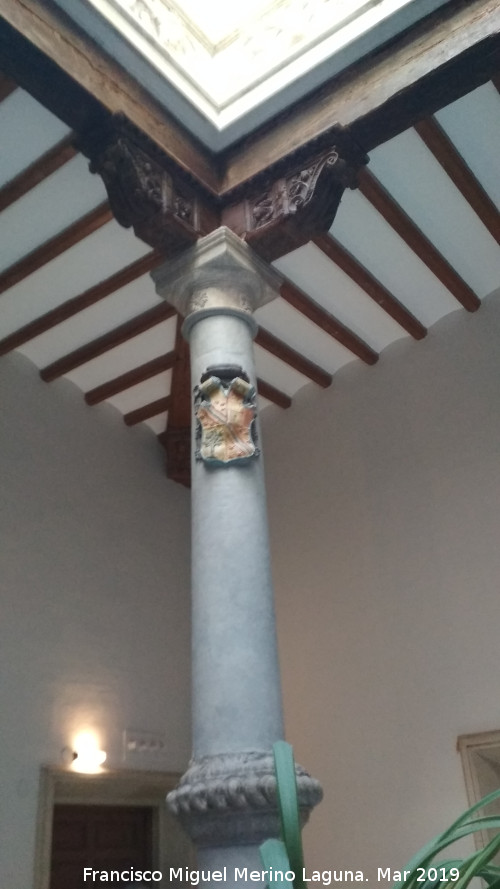 Palacio Episcopal - Palacio Episcopal. Columna y escudo