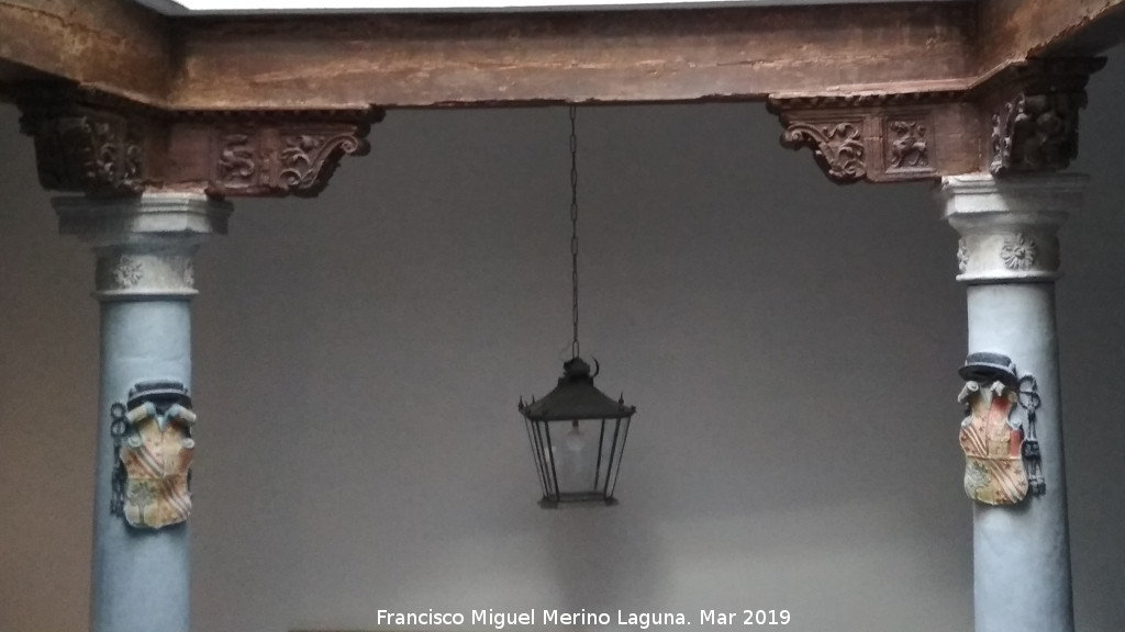 Palacio Episcopal - Palacio Episcopal. Columnas y escudos