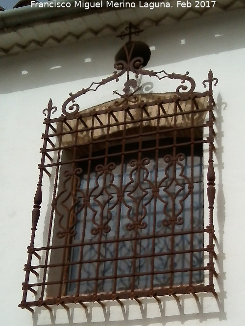 Casa de la Calle Valencia n� 29 - Casa de la Calle Valencia n� 29. Reja de rosetas con cruz de Santiago