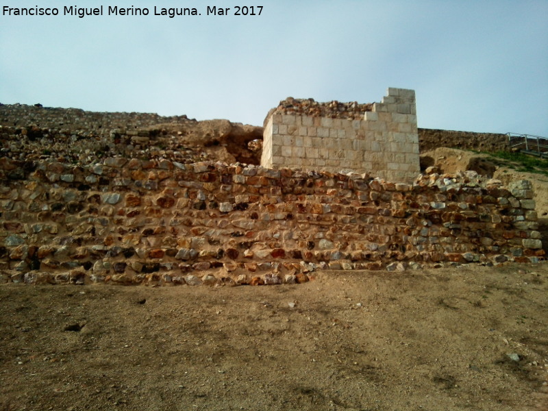 Castillo de Alarcos - Castillo de Alarcos. Antemuro y Torre�n Sur