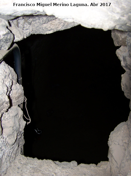 Castillo de Torres - Castillo de Torres. Ventanuco de la escalera a uno de los habit�culos de planta baja