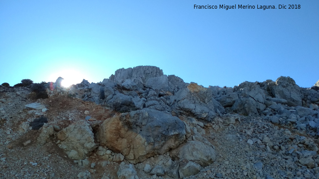 Cordel de la Fuente del Espino - Cordel de la Fuente del Espino. Paredes de la cuerda del M�gina