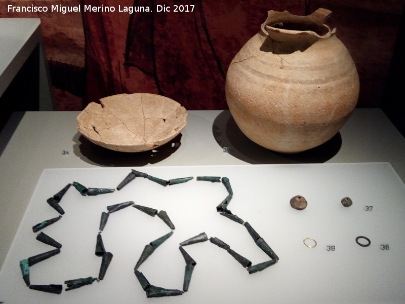 Necr�polis ib�rica de la Noria - Necr�polis ib�rica de la Noria. Ofrendas del foso. Plato, collar de bronce con arandelas de fayenza, anillo de bronce, fusayolas, anillo de oro, cer�mica pintada. Museo Ibero de Ja�n