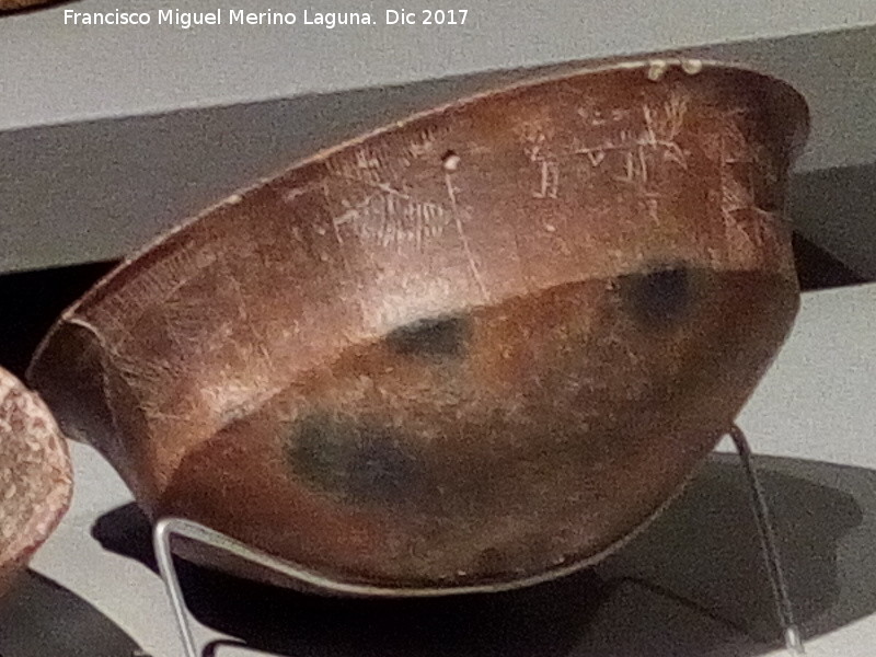 Necr�polis Preibera del Cerro de los Vientos - Necr�polis Preibera del Cerro de los Vientos. Cazuela realizada a mano de superficie bru�ida y con decoraci�n esgrafiada. Museo Ibero de Ja�n