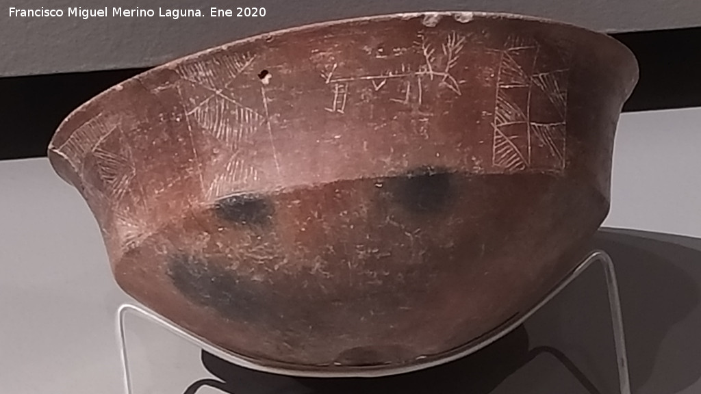Necr�polis Preibera del Cerro de los Vientos - Necr�polis Preibera del Cerro de los Vientos. Cazuela realizada a mano de superficie bru�ida y con decoraci�n esgrafiada. Museo Ibero de Ja�n