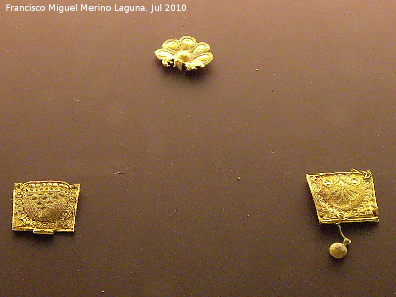 Oppidum de Giribaile - Oppidum de Giribaile. Plaquitas de oro ibricas procedentes posiblemente de una diadema. Finales siglo VII a.C. Museo Provincial