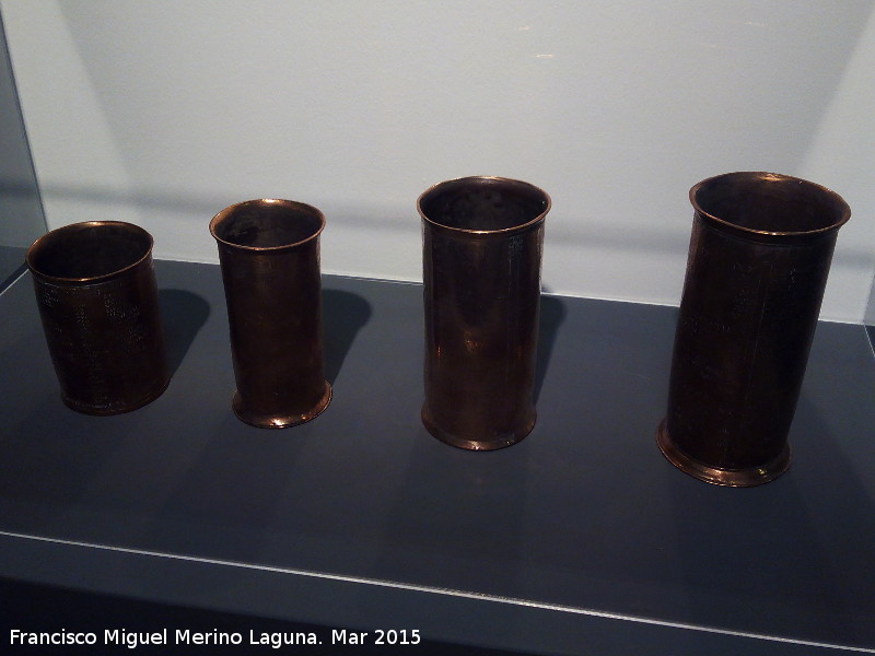 Historia de Villanueva de la Reina - Historia de Villanueva de la Reina. Reproducci�n de los Vasos de Vicarello en el Centro de Interpretaci�n en Villanueva de la Reina