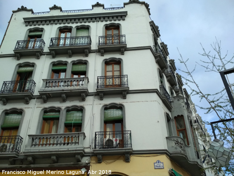 Edificio de la Gran V�a de Col�n n� 57-59 - Edificio de la Gran V�a de Col�n n� 57-59. Lateral de la Calle Tinajilla