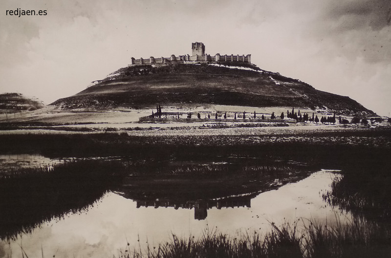 Castillo de Pe�afiel - Castillo de Pe�afiel. 1960. Foto de P. M. Garc�a