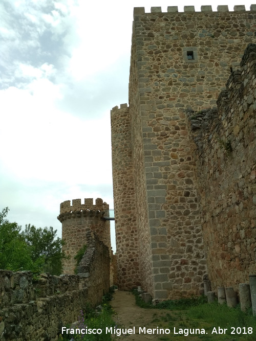 Castillo de la Coracera. Torre Albarrana - Castillo de la Coracera. Torre Albarrana. Torre albarrana y Torre del Homenaje