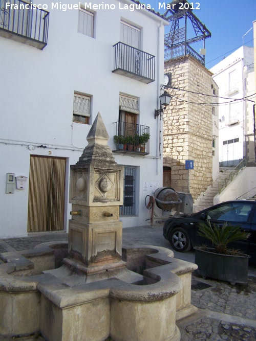 Fuente Plaza del Reloj - Fuente Plaza del Reloj. Al fondo la torre del reloj