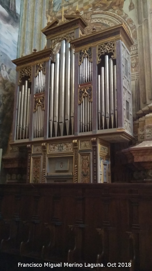 Monasterio de San Jer�nimo. Iglesia - Monasterio de San Jer�nimo. Iglesia. �rgano en la nave central posterior y restaurado
