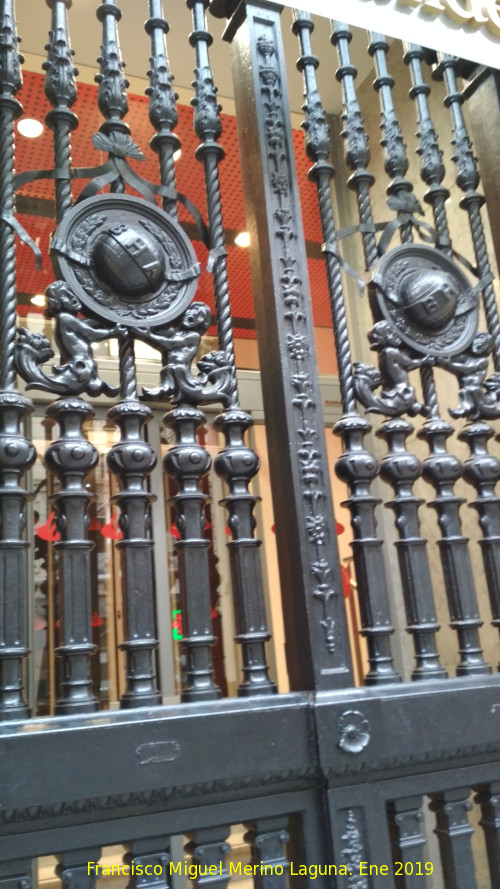 Edificio de la Gran V�a de Col�n n� 4 - Edificio de la Gran V�a de Col�n n� 4. Reja